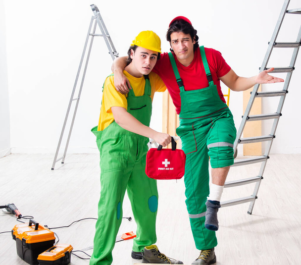 The injured worker and his workmate - Photo, Image