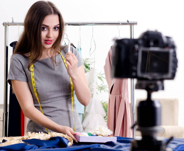 De jonge mooie vrouwelijke kleermaker opname video voor haar blog - Foto, afbeelding