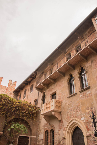 Het balkon van Juliet. Bezienswaardigheden in de oude binnenstad van Verona. Genomen in Verona, Italië, 4 oktober 2021 - Foto, afbeelding