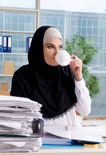 Woman muslim employee working in the office - Фото, зображення