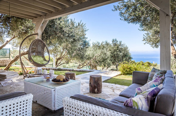 Luxus privát villa terasz kilátással a Földközi-tengerre - Fotó, kép