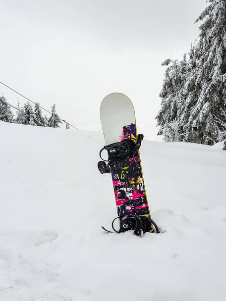 Snowboard ragt aus dem Skigebiet heraus - Foto, Bild