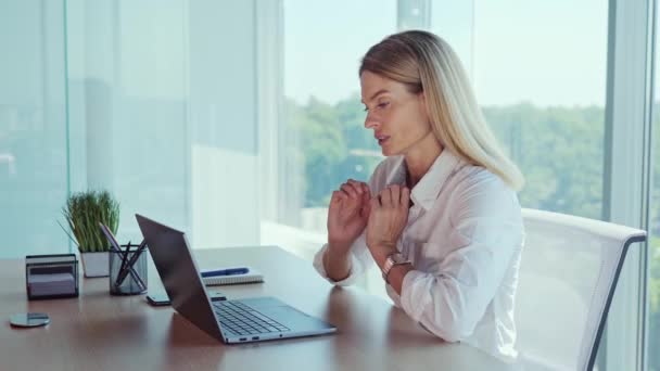 Neck Pain , side view woman sits at workplace experiences severe pain in neck, rubbing it to relieve muscle tension. Cervical osteochondrosis, tired overworked female, sedentary lifestyle concept - Filmagem, Vídeo