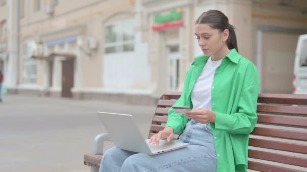 Молодая женщина грустно для покупок онлайн провал на ноутбуке, на открытом воздухе - Кадры, видео