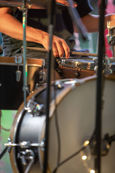 концертний інструмент барабани гітарний мікрофон сцена крупним планом
 - Фото, зображення