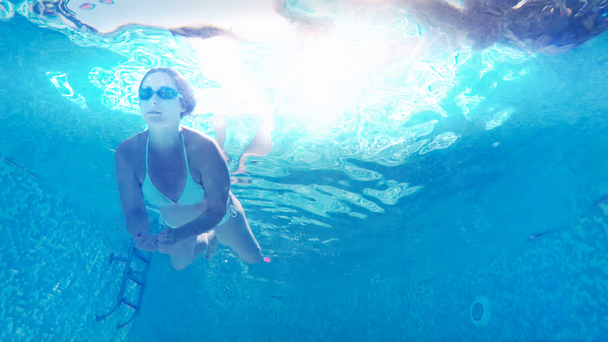 Tyttö sukeltaa altaaseen
 - Materiaali, video
