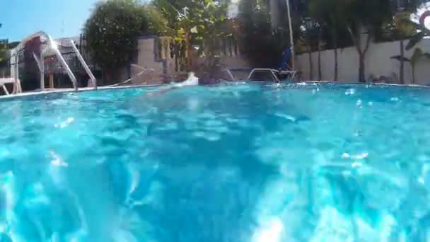 Mulher jovem Nadando peito
 - Filmagem, Vídeo