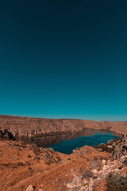 A vertical shot of an old Halfeti and Euphrates river - Φωτογραφία, εικόνα