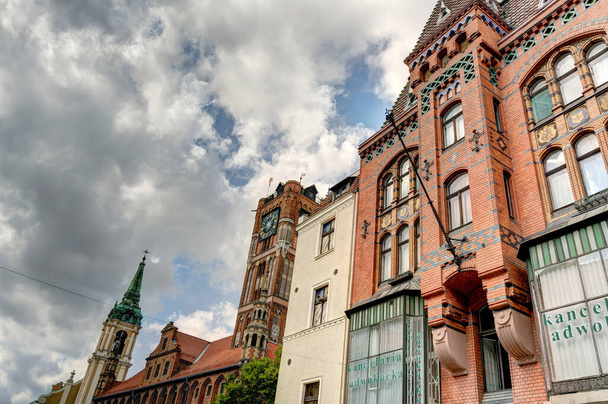 Torun, Πολωνία - Αύγουστος 2021: Όμορφη θέα στο ιστορικό κέντρο της πόλης το καλοκαίρι - Φωτογραφία, εικόνα