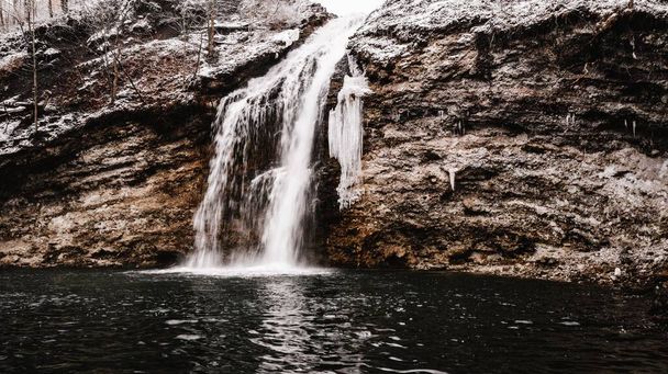 A small waterfall pouring into the lake - Valokuva, kuva