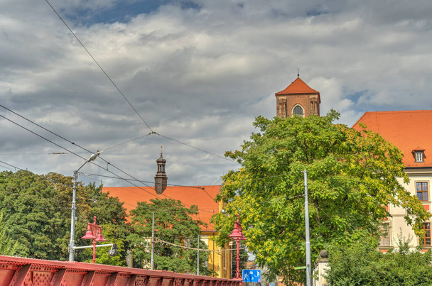 Wroclaw, Πολωνία - Αύγουστος 2021: Όμορφη θέα στο ιστορικό κέντρο της πόλης την καλοκαιρινή μέρα - Φωτογραφία, εικόνα