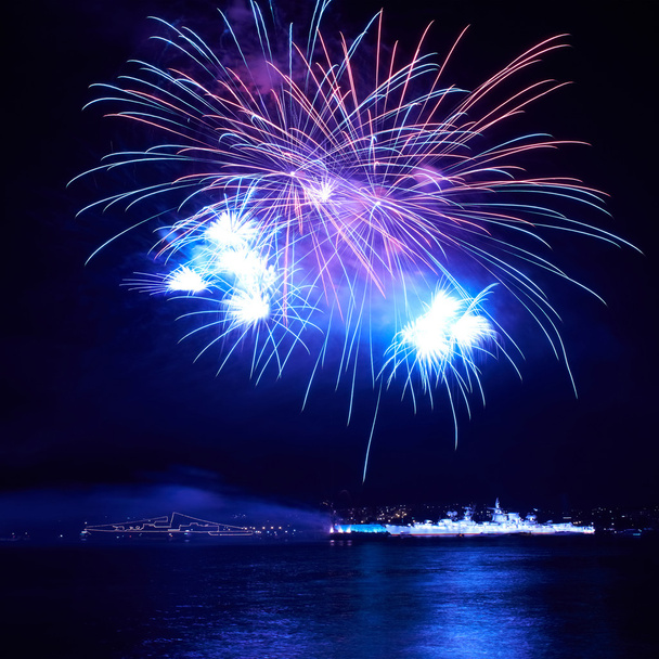 Farbenfrohes Feuerwerk am schwarzen Himmel - Foto, Bild