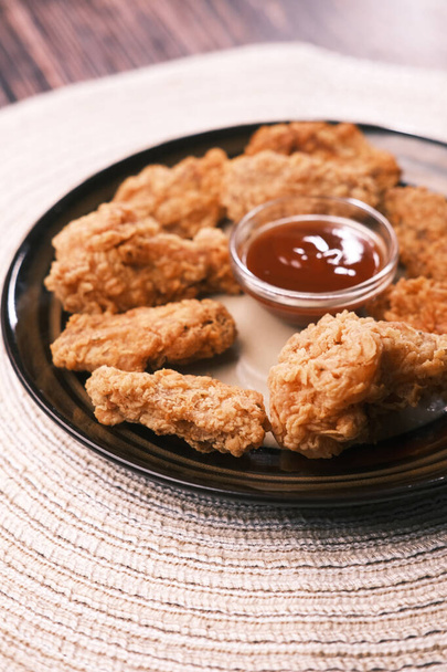Crispy fried chicken wings on a plate top view  - Foto, Bild