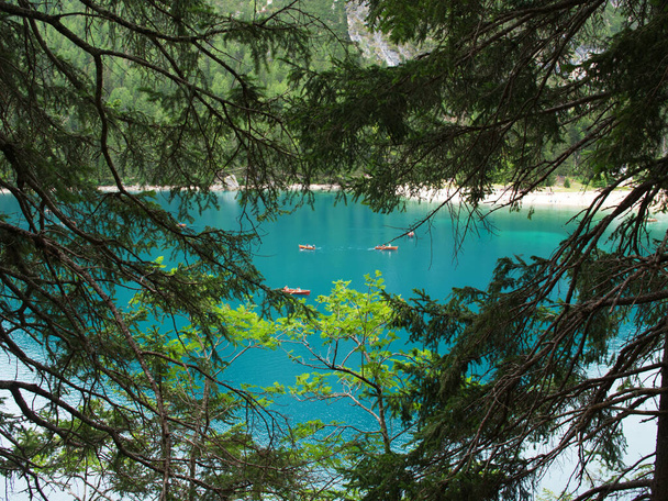 Озеро Брейес - прекрасное место в Трентино-Альто-Абебе, Италия - Фото, изображение