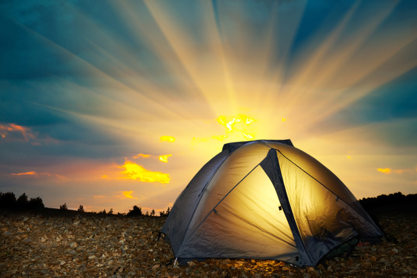 Tente de camping jaune éclairée
 - Photo, image