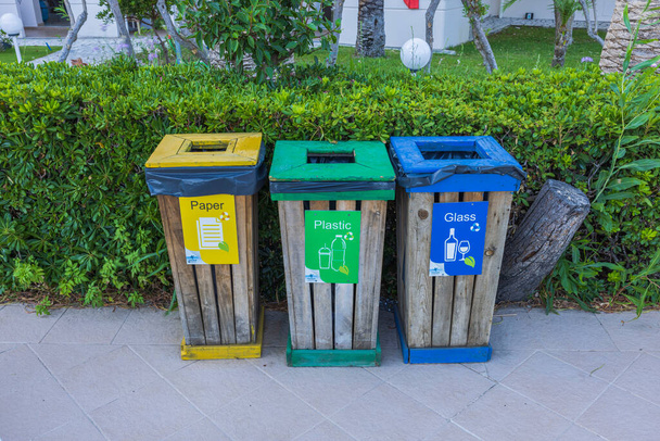 Zamknij widok na stację z kolorowymi koszami na śmieci do recyklingu. Grecja.   - Zdjęcie, obraz