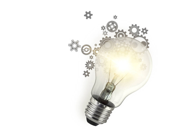 Lamp in, nieuwe ideeën met innovatieve technologie en creativiteit. creatief idee met sprankelende gloeilampen - Foto, afbeelding