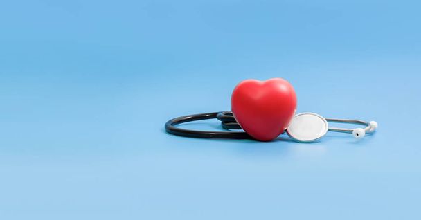 Stetoscopio e esame cardiaco rosso su sfondo blu, concetto di assistenza sanitaria. - Foto, immagini