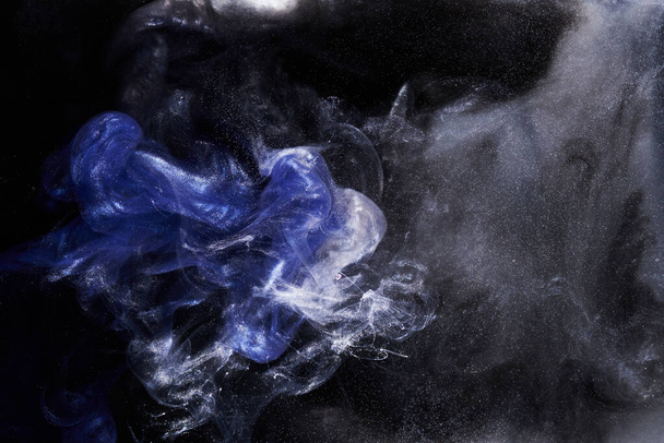 液体芸術の抽象的な背景。ブラックブルーアクリル塗料水中、銀河の煙の海 - 写真・画像