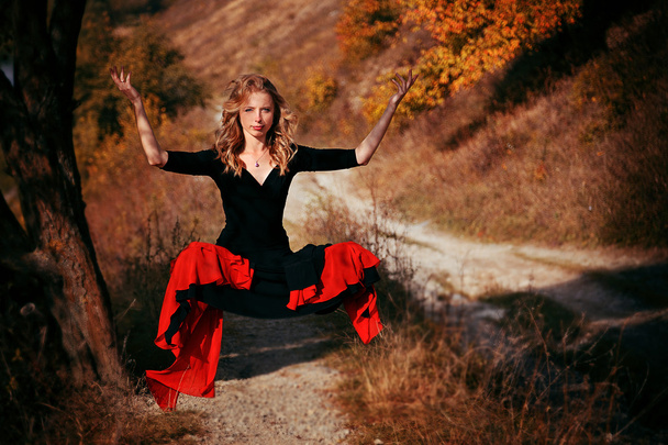 Genç kadın ormanda levitating - Fotoğraf, Görsel