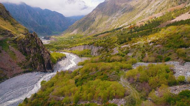 Dariali gorge - scenic drone shot of the route through the Caucasus from Georgia to Russia. High quality photo - Foto, imagen