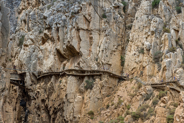 Vista panorâmica da passarela El Caminito del Rey (O Caminho Pequeno do Rei), presa ao longo das paredes íngremes de um desfiladeiro estreito em El Chorro, perto de Ardales, na província de Mlaga, Espanha - Foto, Imagem