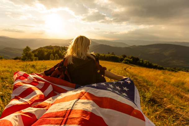 jovem bela mulher segurando EUA bandeira - Foto, Imagem