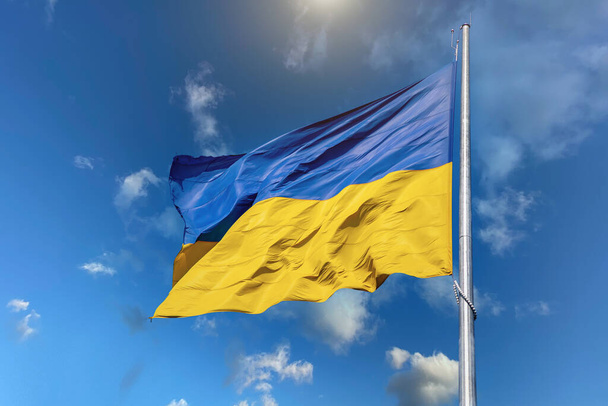 Bandeira da Ucrânia em um fundo de céu azul. A maior bandeira da Ucrânia. - Foto, Imagem