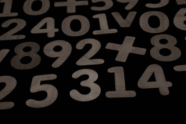 Барвистий дерев'яний барвистий фон чисел. Абстракція текстури чисел. Глобальна концепція економічної кризи
  - Фото, зображення