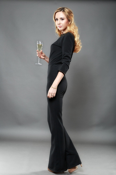 hermosa mujer elegante con una copa de champán en la mano isolat
 - Foto, imagen