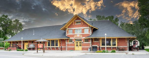 Dramatic sky over The Old Depot in Dillon Montana - 写真・画像