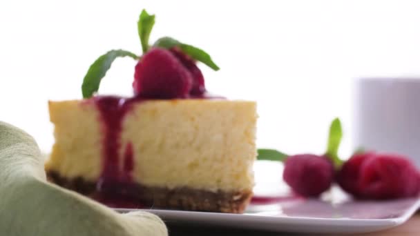 Eye level slice of cheesecake with a dolly in. - Imágenes, Vídeo