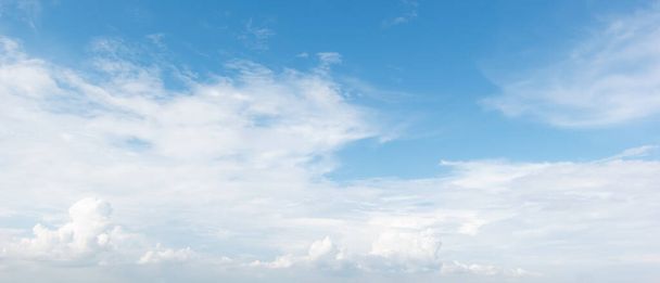 blauer Himmel Hintergrund mit weißen Wolken Kumulus schweben weichen Fokus. - Foto, Bild