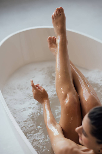 Mulher bonita tomando banho em casa - Foto, Imagem