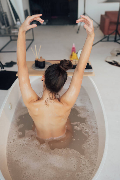 Mujer bastante joven tomando baño en casa - Foto, imagen