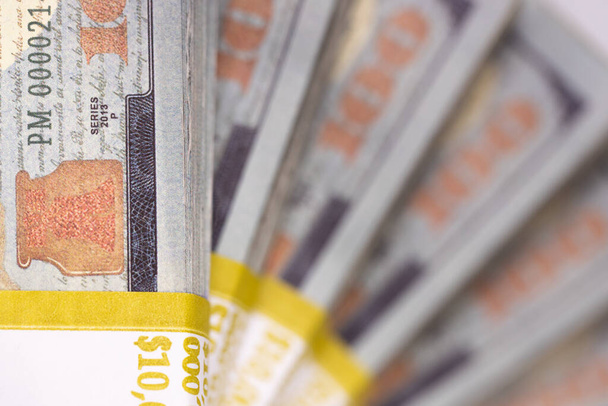 Пачки денег США - сто долларов купюр - Фото, изображение