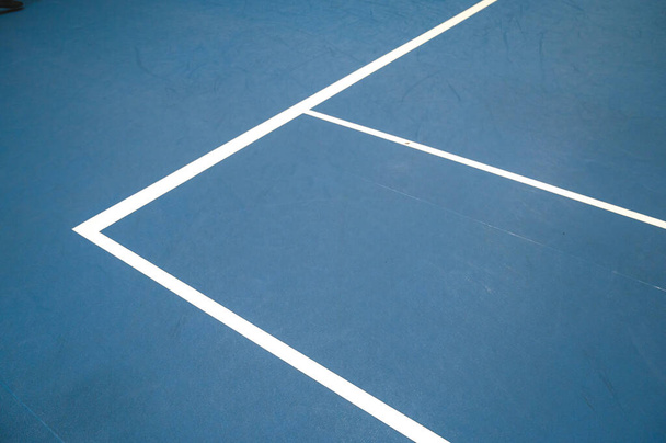 Mavi sert tenis kortunda beyaz çizgiler. - Fotoğraf, Görsel