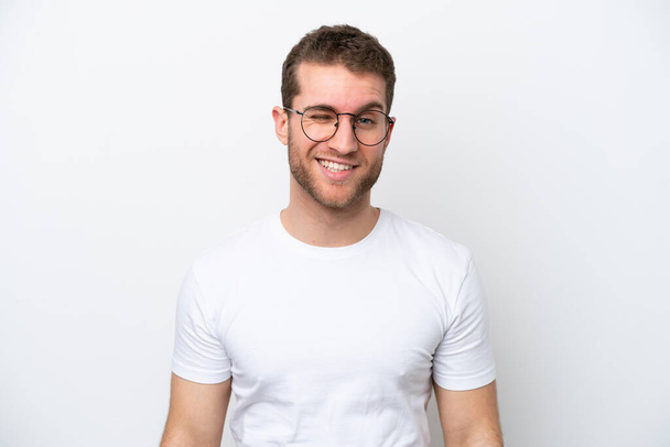 Young caucasian man isolated on white background With glasses and happy expression - Fotó, kép