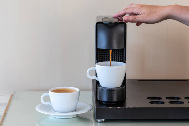 Capsule coffee machine. Making morning coffee. Hotel. - Foto, afbeelding
