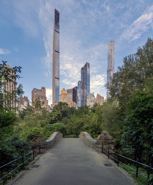 Gapstow Bridge in Central Park  in early August, early morning - 写真・画像