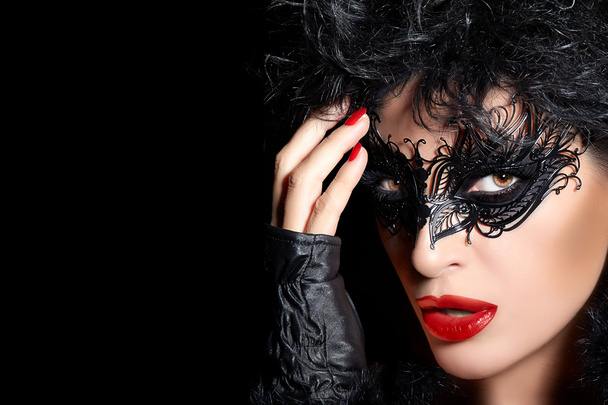 Enmascarada. Retrato de alta moda de mujer misteriosa con negro
 - Foto, Imagen