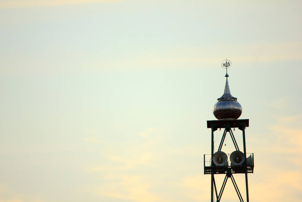 The mosque tower is used to install loudspeakers. The adzan echoed to call on people to pray - 写真・画像
