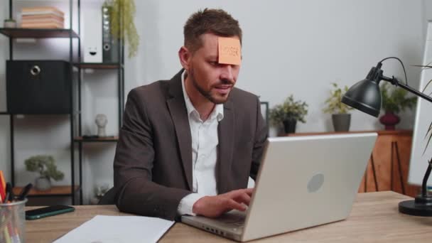 Businessman in suit with inscription note text Loser on forehead working on laptop loses becoming surprised sudden lottery results, bad news, fortune loss, fail at office. Male freelancer business man - Filmmaterial, Video