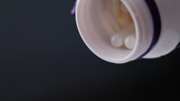 Pastillas blancas vertidas de un frasco
 - Metraje, vídeo