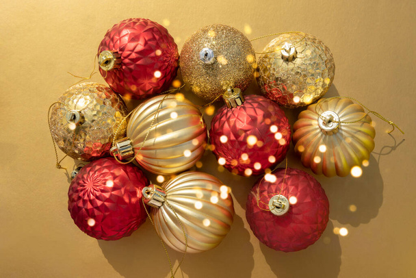beautiful shiny golden and red Christmas baubles on a gold metallic background for your festive Christmas project - Foto, immagini