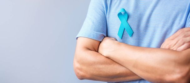 Blue November Protate Cancer Awareness month, Man in blue shirt με μπλε κορδέλα για την υποστήριξη της ζωής και της ασθένειας των ανθρώπων. Υγεία, Διεθνείς άνδρες, Πατέρας, Διαβήτης και Παγκόσμια Ημέρα κατά του Καρκίνου - Φωτογραφία, εικόνα
