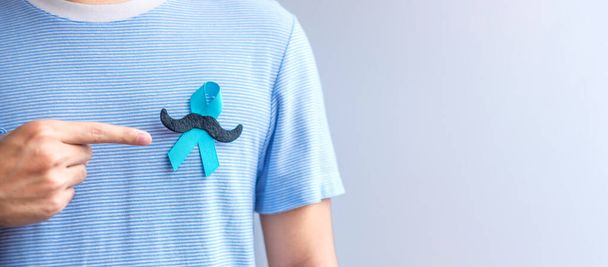 Νοέμβριος μήνα ευαισθητοποίησης για τον καρκίνο του προστάτη, μπλε κορδέλα με μουστάκι για την υποστήριξη των ανθρώπων που ζουν και ασθένεια. Υγεία, Διεθνείς άνδρες, Πατέρας και Παγκόσμια Ημέρα κατά του Καρκίνου έννοια - Φωτογραφία, εικόνα