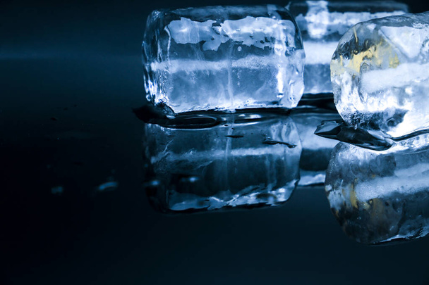 Великі кубики льоду та відображення на чорному тлі
 - Фото, зображення