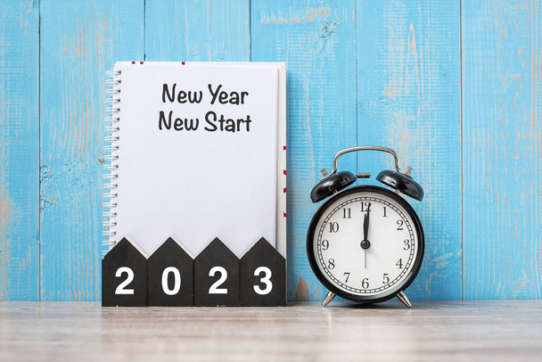 2023 Happy New Year with New Year New start, black retro alarm clock and wooden number.Resolution, Goals, Plan, Action and Mission Concept - Foto, Imagen