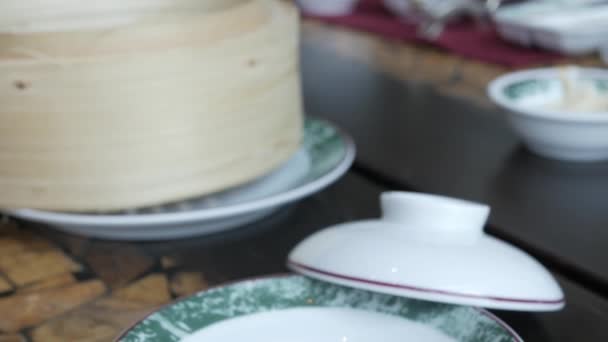 βάζοντας ένα φλιτζάνι από το τσάι Pu-erh στο τραπέζι.Παραδοσιακό κινέζικο τσάι τελετή στο τραπέζι του τσαγιού. - Πλάνα, βίντεο